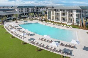Embassy Suites St Augustine Beach Oceanfront Resort内部或周边的泳池