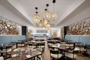 Embassy Suites St Augustine Beach Oceanfront Resort餐厅或其他用餐的地方