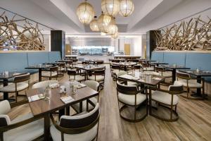 Embassy Suites St Augustine Beach Oceanfront Resort餐厅或其他用餐的地方