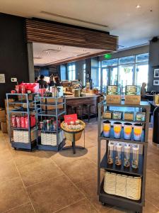Embassy Suites St Augustine Beach Oceanfront Resort餐厅或其他用餐的地方