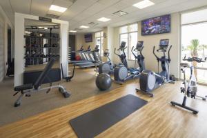 Embassy Suites St Augustine Beach Oceanfront Resort的健身中心和/或健身设施