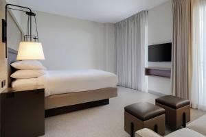 Embassy Suites St Augustine Beach Oceanfront Resort客房内的一张或多张床位