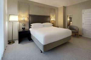 Embassy Suites St Augustine Beach Oceanfront Resort客房内的一张或多张床位
