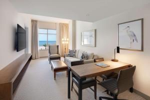 Embassy Suites St Augustine Beach Oceanfront Resort的电视和/或娱乐中心