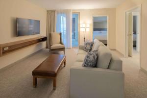 Embassy Suites St Augustine Beach Oceanfront Resort的电视和/或娱乐中心