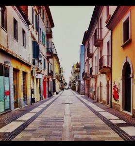 una calle vacía en una ciudad con edificios en Affittacamere il Conte Rooms, en Pescara