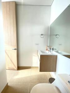 a bathroom with a toilet and a sink at Apartamento de lujo con Vista al Mar in Santa Marta