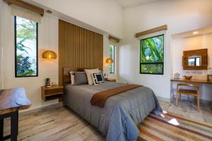 Postel nebo postele na pokoji v ubytování Synergy Retreats Costa Rica, Uvita, Puntarenas