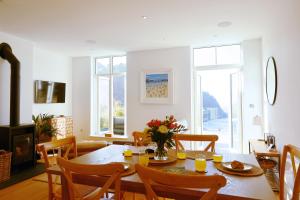 Harbour Tide, Inviting 3 BR Apt, Large Terrace and Sea View, Parking的电视和/或娱乐中心