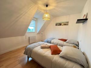 PlougoulmにあるMaison des Dunesの屋根裏にあるベッドが2つある寝室