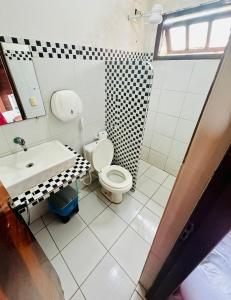 un baño con inodoro y lavabo en Jeri Kite Surf Pousada, en Jericoacoara