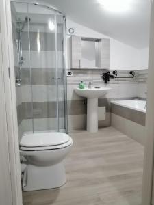 A bathroom at Bed And Breakfast Polizzi House Még 37 kép