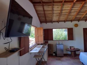 a kitchen with a television and a counter top at Aires de Encanto in Estación El Salto
