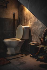 a bathroom with a toilet in a dark room at 旅兜- house in Lanyu