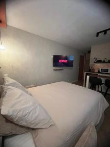 Ένα ή περισσότερα κρεβάτια σε δωμάτιο στο Studio cosy, piscine, parking, 5min plage, Arcachon