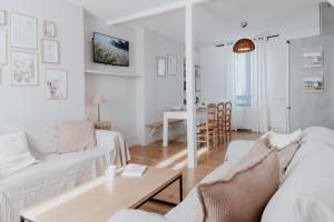 Ruang duduk di Proche Honfleur Chaleureux Duplex Centre Ville 2