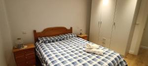 桑坦德Casa Laura的一间卧室，床上有一只毛绒玩具