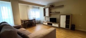 桑坦德Casa Laura的客厅里有一张沙发和一张桌子。 更多10张照片