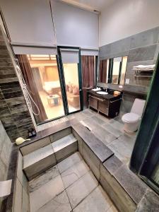 ein Badezimmer mit Toilette und Waschbecken in der Unterkunft Cafe溫泉屋 in Jiaoxi