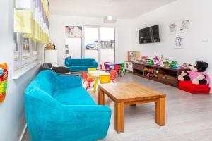 Televízia a/alebo spoločenská miestnosť v ubytovaní Malta Apartamenty - 200m do Plaży - Komfort i Wygoda dla Całej Rodziny