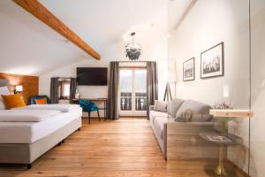 Postel nebo postele na pokoji v ubytování Terofal Hotel Schliersee - Komplett neu renoviert + 37 fotografií