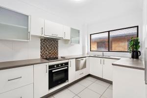 Η κουζίνα ή μικρή κουζίνα στο Nerang to Surf - Riverside Escape near Paradise Buzz