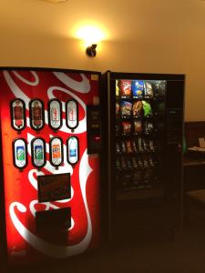 twee automaten met mobiele telefoons aan de zijkant bij Hotel North Beach in San Francisco