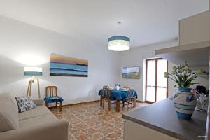 un soggiorno con divano e tavolo di Sofia's Casita ad Alghero
