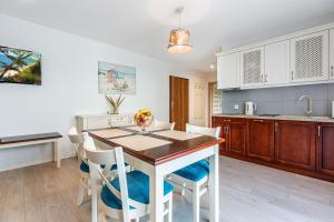 Kuchyňa alebo kuchynka v ubytovaní Malta Apartamenty - 200m do Plaży - Komfort i Wygoda dla Całej Rodziny