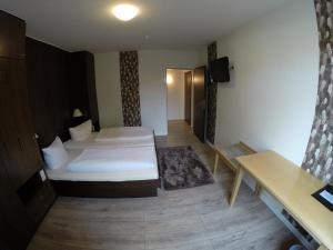 Postel nebo postele na pokoji v ubytování Hotel Zum Weißen Roß + 24 fotografií