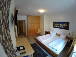 Postel nebo postele na pokoji v ubytování Hotel Zum Weißen Roß