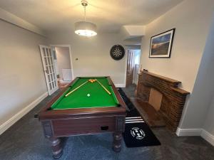 a room with a pool table in a living room at Cil-y-Coed in Dolgellau