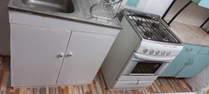 una cocina con estufa y fregadero en Alojamiento Yanira, en Valparaíso 12 fotos más