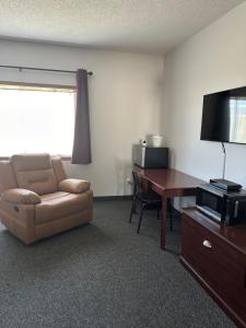 TV a/nebo společenská místnost v ubytování Oakland Express Motel + 4 fotografie