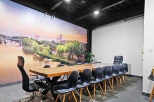 a conference room with a large wall mural of a river at Homesuites Malecon in Culiacán
