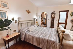 a bedroom with a bed and a clock on the wall at casa vacanze edwige castello in Cagliari