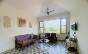 Khu vực ghế ngồi tại 1BHK flat near beach Couple bathtub Pvt terrace