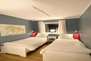 una habitación con dos camas y una ventana en Ferienwohnung, St Peter - Ording, en Sankt Peter-Ording