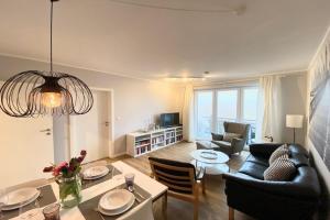 una sala de estar con un sofá y una mesa en Ferienwohnung, St Peter - Ording, en Sankt Peter-Ording 9 fotos más