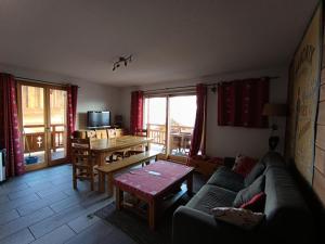 Televízia a/alebo spoločenská miestnosť v ubytovaní Chalet Du Bois De Suffin N 10 - Grand appartement de standing - 6/8 personnes MAE-8244