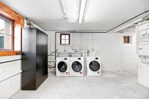 a laundry room with two washing machines in it at DZ03 Praktische Monteurwohnung 6 Einzelbetten in Ditzingen