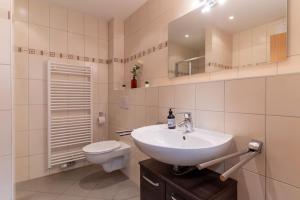 Un baño blanco con lavabo e inodoro. en Ferienwohnung in Büsum in traumhafter Lage, en Büsum 7 fotos más