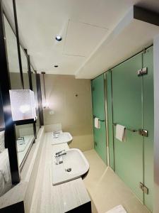 Koupelna v ubytování MADR Excellence at Novotel Manila Hotel Residence Acqua + 69 fotografií