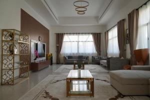 Posezení v ubytování All Villa for rent in Abu Dhabi 7 Rooms near Corniche