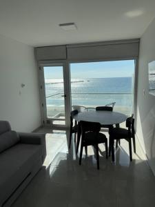 玛德琳港Crystal 61的一间带桌椅和海洋的客厅