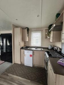 Dapur atau dapur kecil di VerbKin 6 Berth Caravan Holiday St Osyth Clacton-on-sea - 3 bedrooms