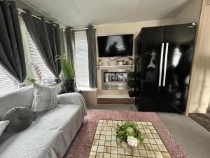 Televisyen dan/atau pusat hiburan di VerbKin 6 Berth Caravan Holiday St Osyth Clacton-on-sea - 3 bedrooms