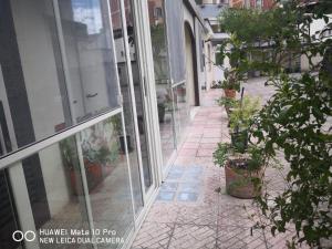 Casa Maddalena family في ماتيرا: ممشى يوجد به نباتات الفخار أمام المبنى +23 صورة