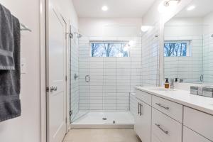 Et badeværelse på PoolTable-15 Mins to Uptown & DT-King Bed! + 61 billeder