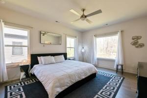 En eller flere senge i et værelse på PoolTable-15 Mins to Uptown & DT-King Bed!